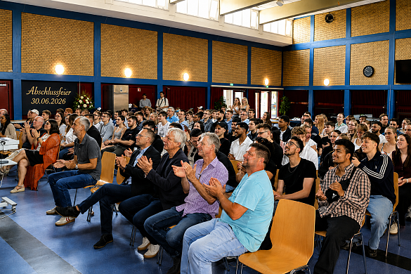 Zuschauer:innen in der Aula