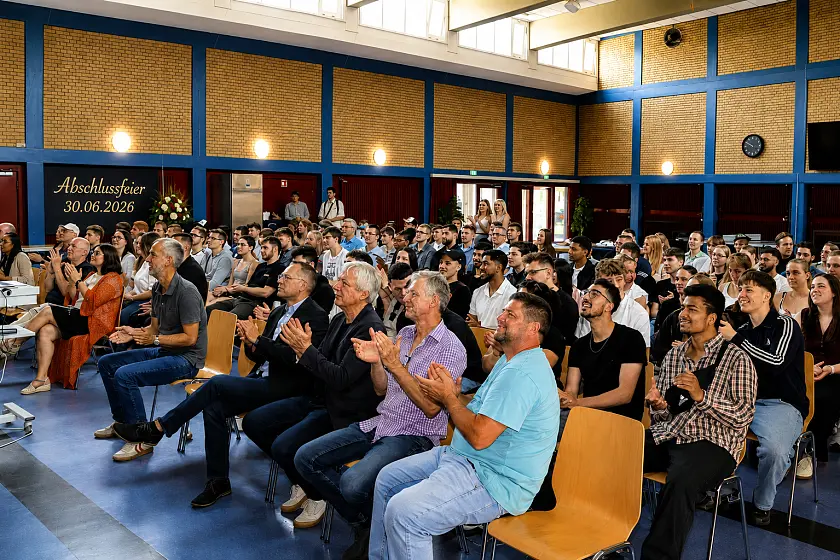 Zuschauer:innen in der Aula