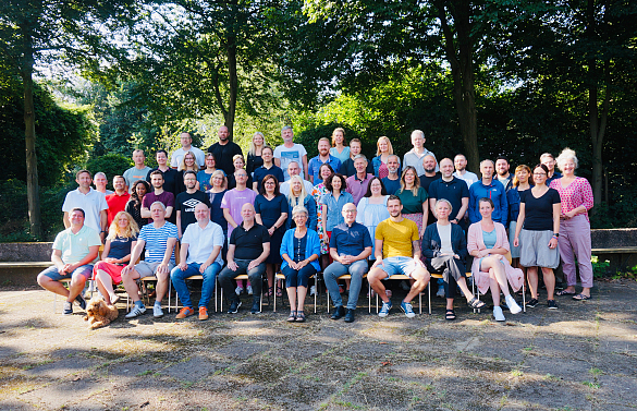 Gruppenfoto auf dem Schulhof mit allen Kolleginnen und Kollegen