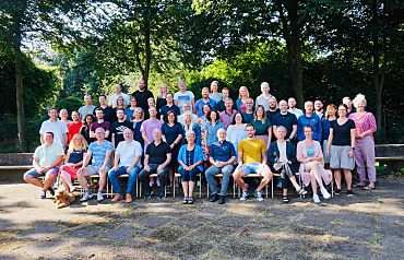 Gruppenfoto auf dem Schulhof mit allen Kolleginnen und Kollegen