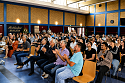 Zuschauer:innen in der Aula