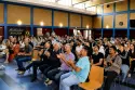 Zuschauer:innen in der Aula